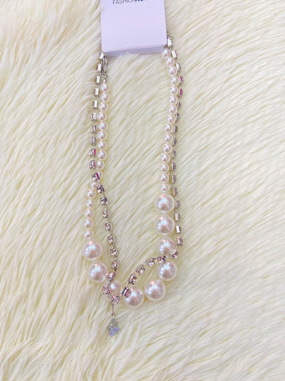 Collar doble de perlas y diamantes en color plateado.