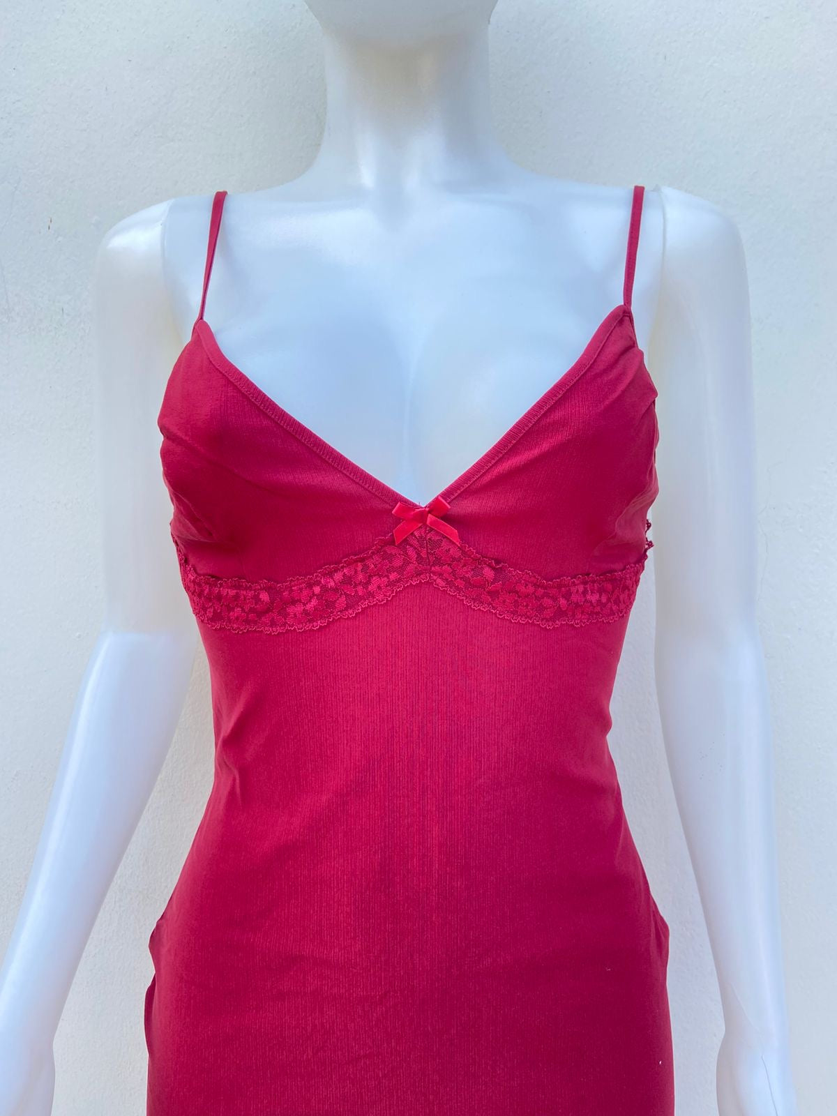 Vestido Rojo vino con lazo en el medio y detalles de buelos en la parte baja del vestido