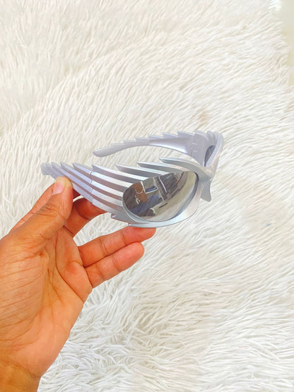 Lentes diseñados con protección UV 100-400 para proteger tu visión. Plateado con micas gris.