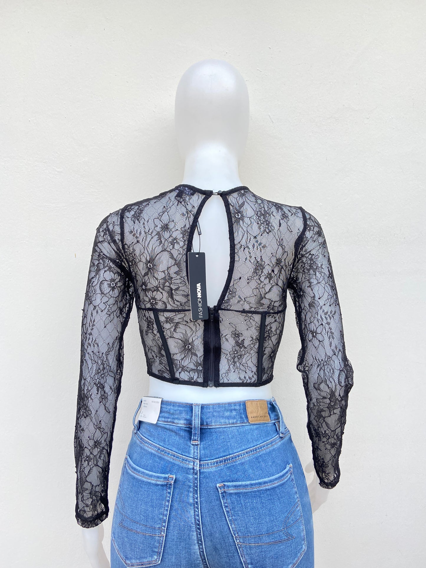 Top Fashion Nova original negro en encaje, estilo corset.