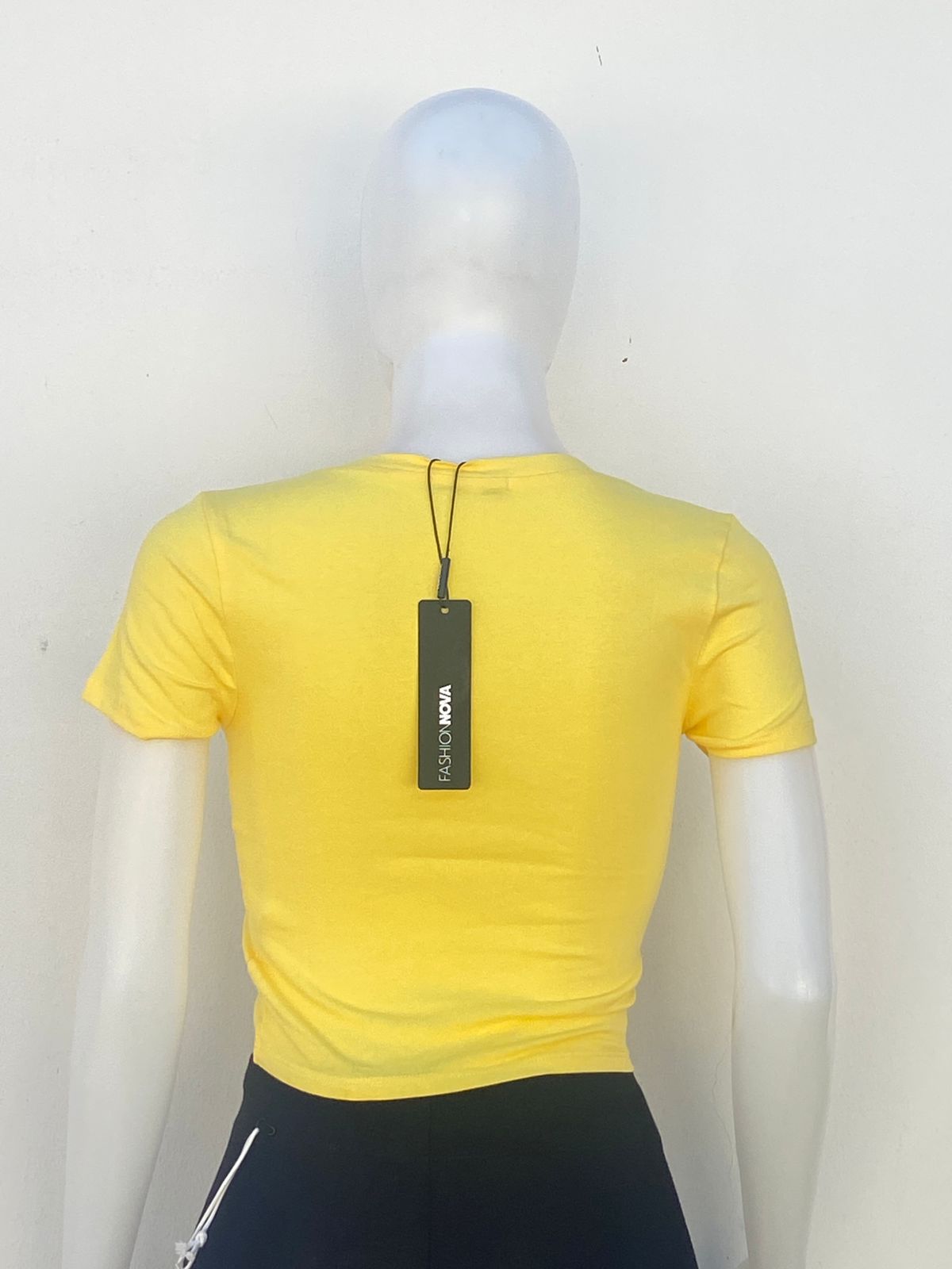 Top, amarillo liso, esencial con escote en V.