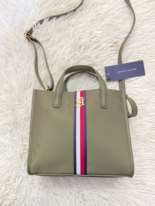 Cartera Tommy Hilfiger Original, color verde olvida pequeña con linea al frente en color azul marino blanco y rojo y placa de la marca en color dorado, correa adicional.