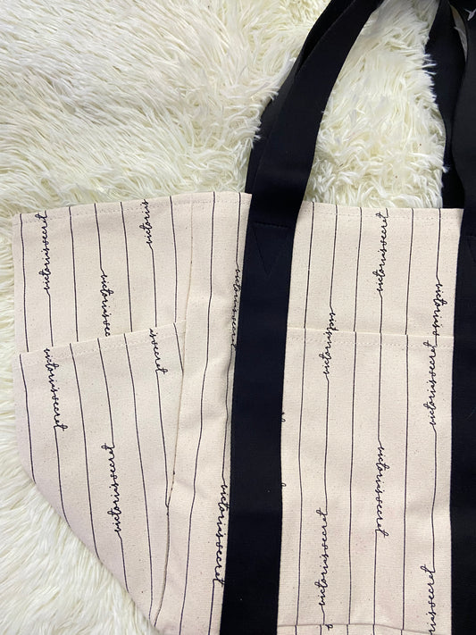 Bulto/ Cartera VICTORIA’S SECRET original, crema con letras de la marca cursivas en negro, tela.