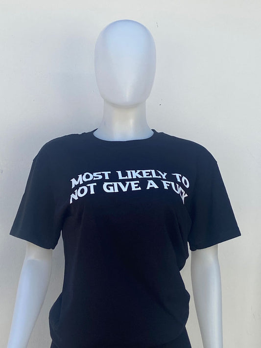 T-shirt, negro con letras MOST LIKE TO NOT GIVE A F**K ( lo más probable es que no le importe una mierda )