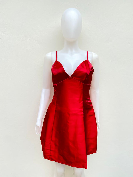 Vestido, rojo liso en satin y escote en V.