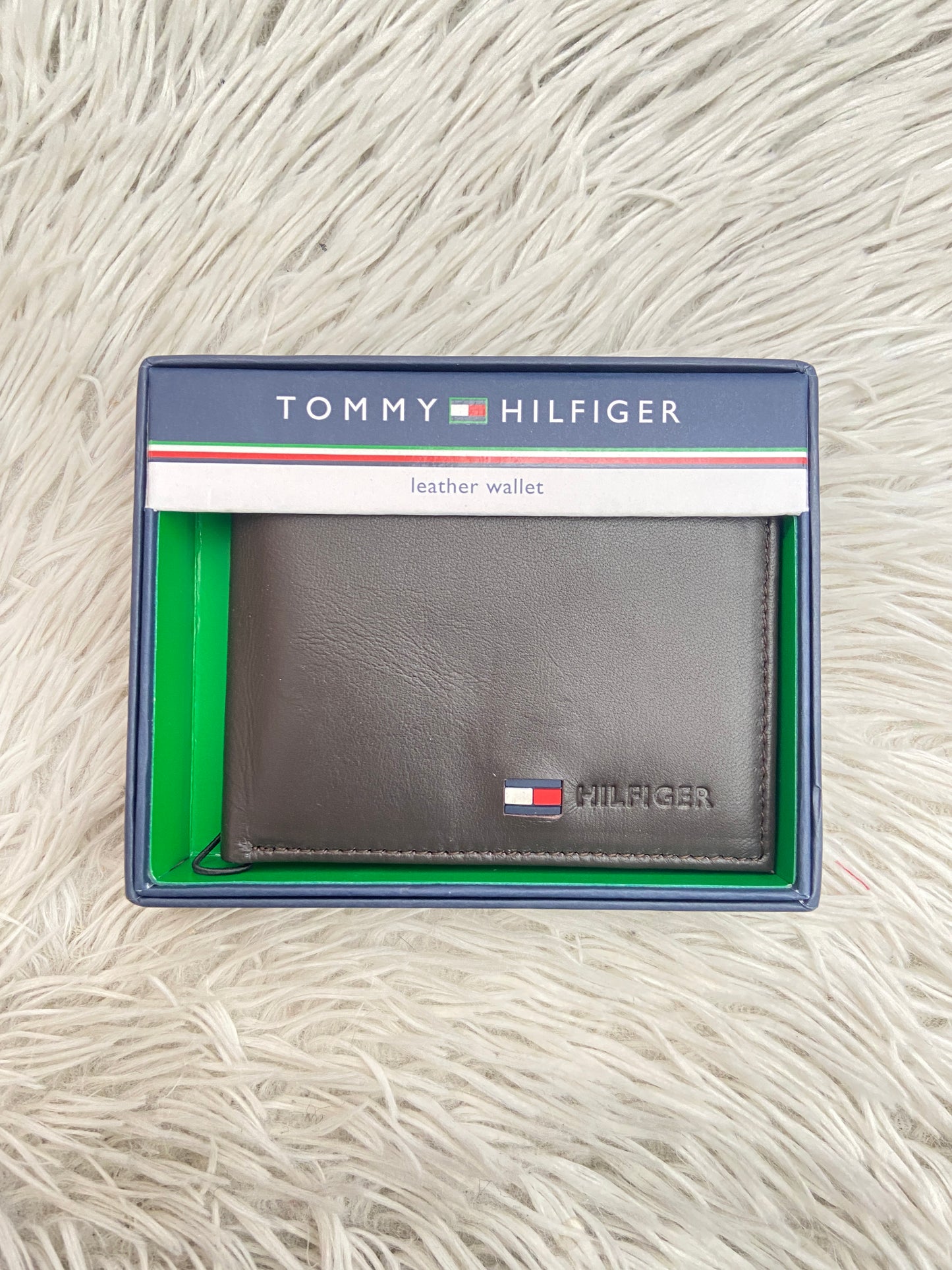 Billetera Tommy Hilfiger original marrón súper oscuro con letras HILFIGER al lado.