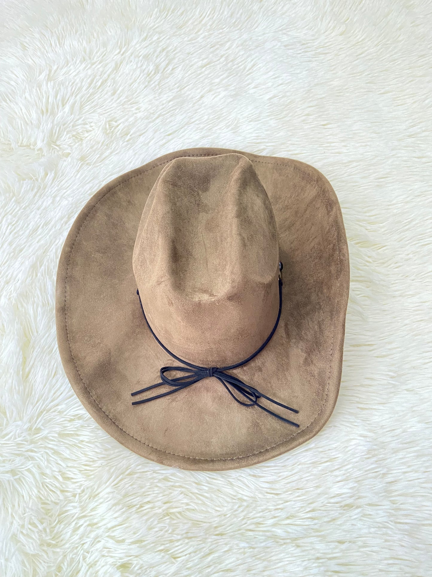 Sombrero color verde oliva, cuerda alrededor con detalles metálicos en bronce.