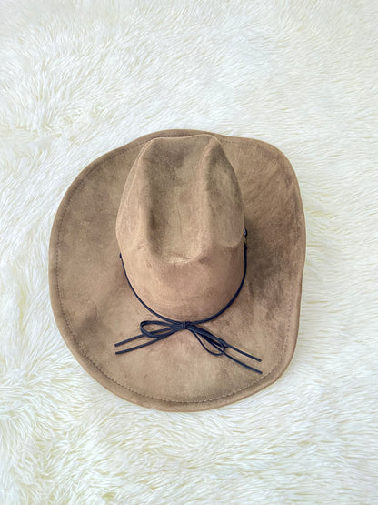 Sombrero color verde oliva, cuerda alrededor con detalles metálicos en bronce.