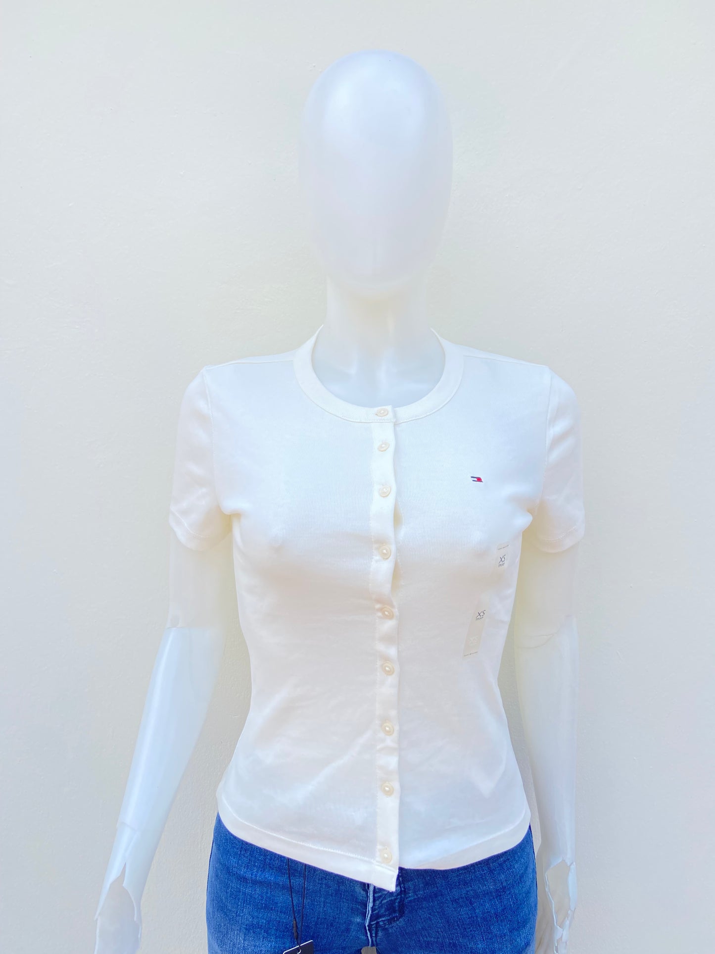 Blusa/ T-shirt TOMMY HILFIGER original, blanco hueso ( crema/ vainilla) con botones en frente.