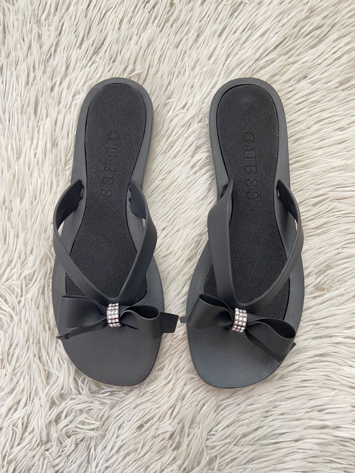 Sandalias GUESS original, negra con moño en frente y detalles en brillo.