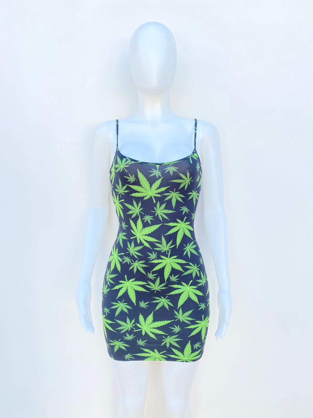 Vestido Fashion Nova original negro con estampado de hojas de mariguana.