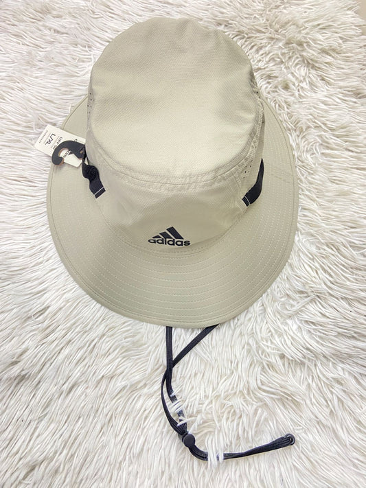 Gorro/Sombrero Adidas original crema, beige o caqui con lazo ajustable, con logotipo de la marca en frente.