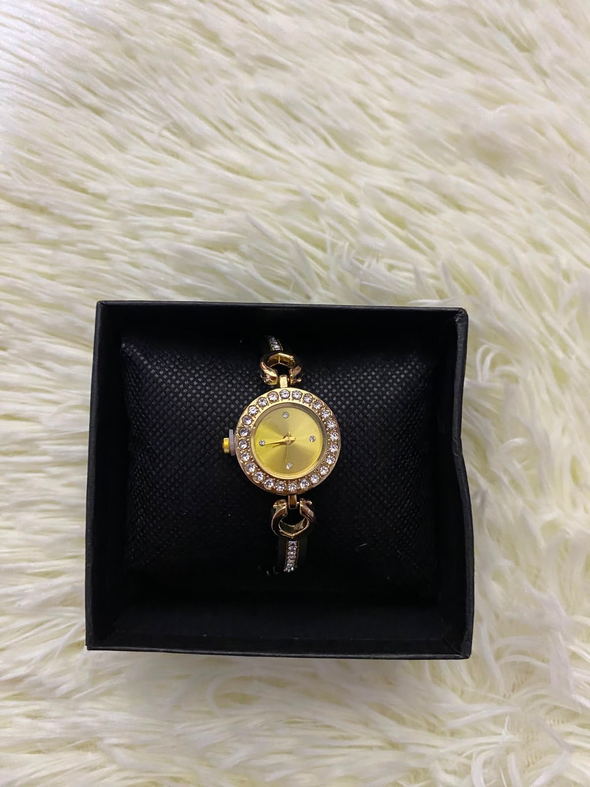 Reloj, dorado con detalles de  diamantes.