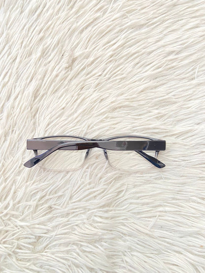 Lentes diseñados con protección UV 100-400 para proteger tu visión. En color negro y transparente abajo, micas claras.