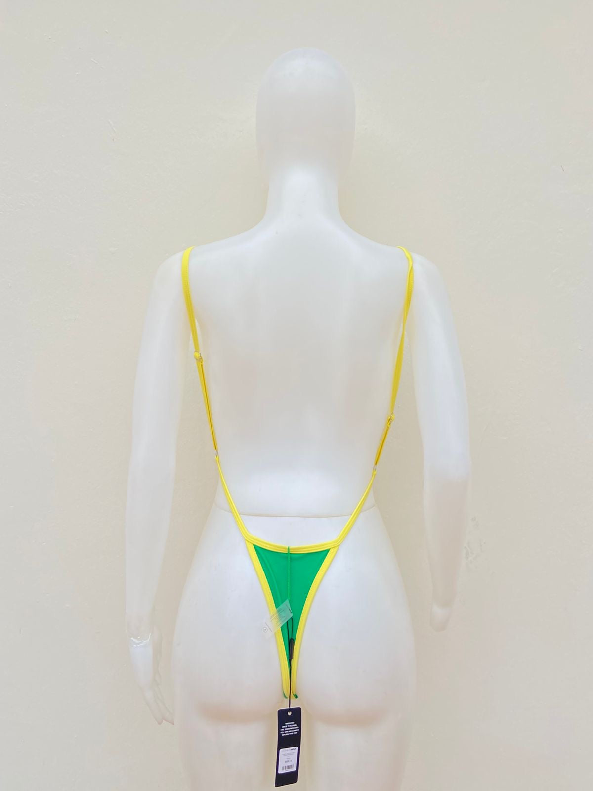Biquini, verde con amarillo de una pieza, tanga.