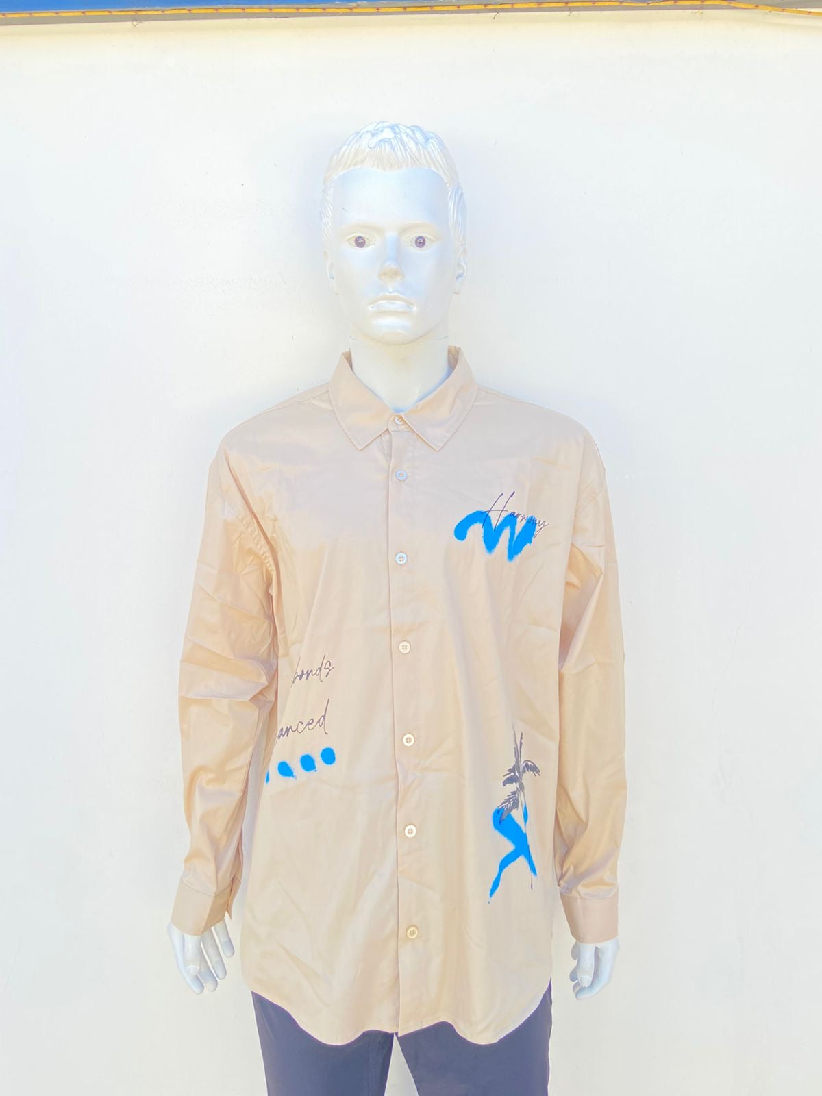 Camisa Forever 21 Original en color crema con diseños azules y letras negras