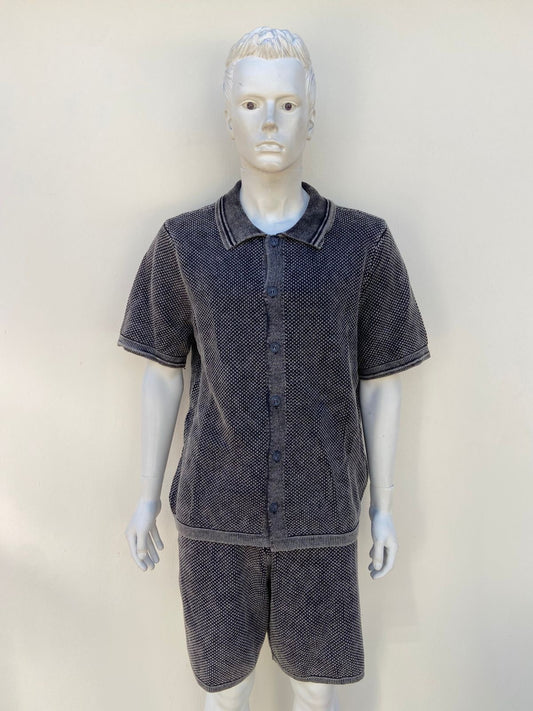 Conjunto en color negro con nudos blancos, camisa manga corta y short con lazos ajustables.