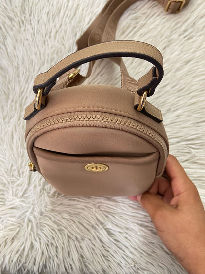 Cartera / bulto crossbody Tommy Hilfiger Original, color marron claro con detalles dorado y placa de la marca al frente