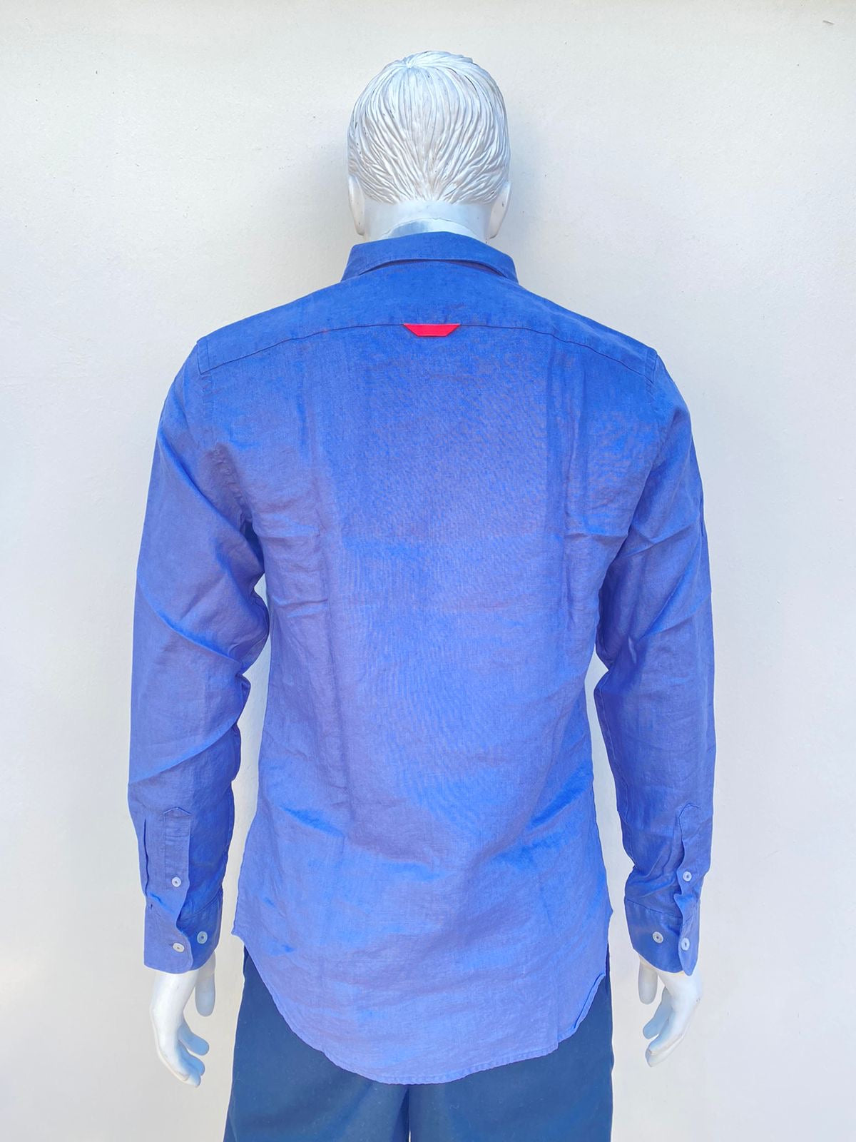 Camisa VALECUATRO original azul marino manga larga, con logotipo de la marca en rojo, lino.