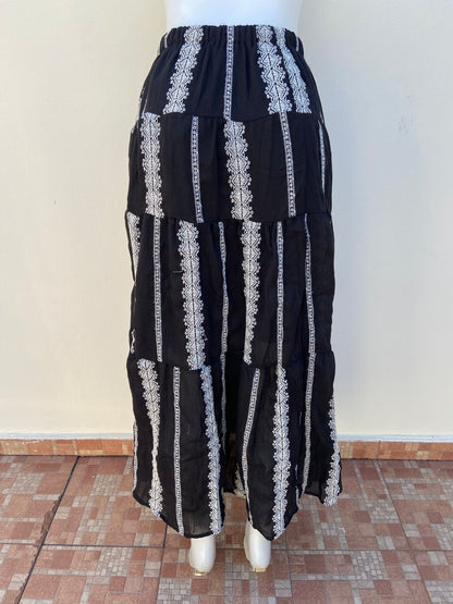 Falda negra con detalles en color blanco, larga.