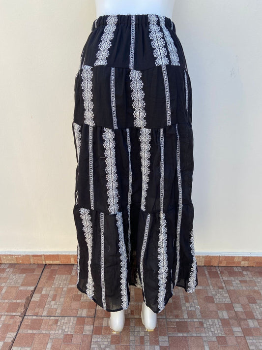 Falda negra con detalles en color blanco, larga.