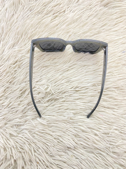 Lentes, diseñados con protección UV 100-400 para proteger tu visión. Gris oscuro, cuadrado con micas negras.
