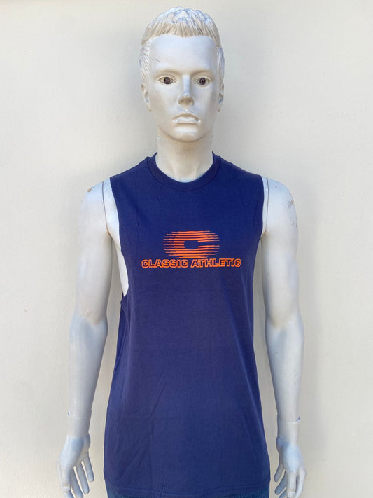 Franela en color azul marino con letras en color naranja al frente y atras CLASSIC ATHLETIC y letra C en grande.