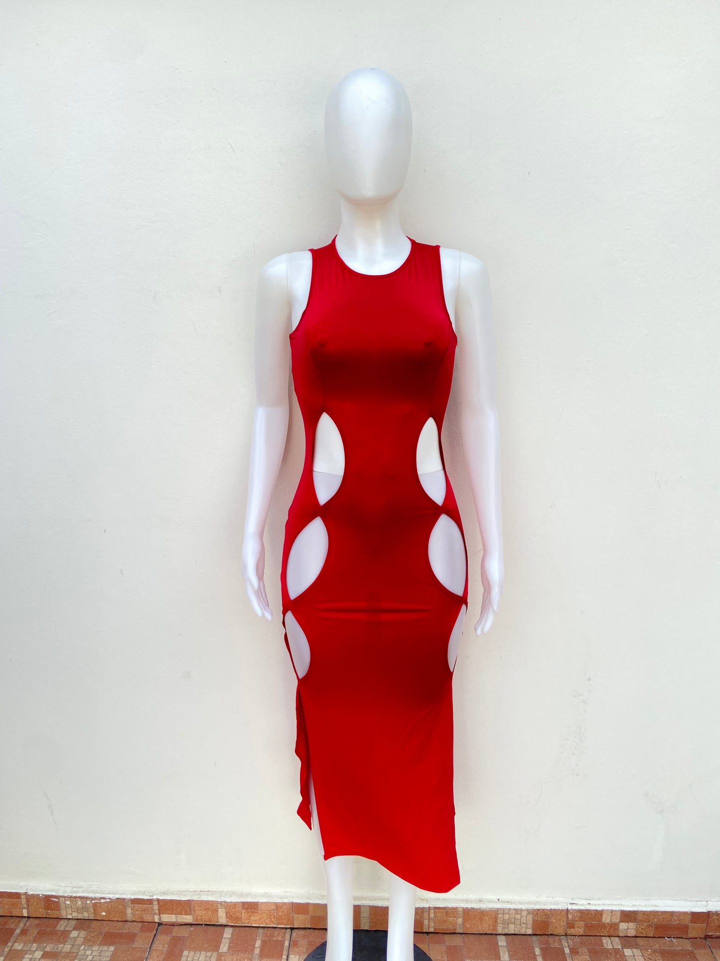 Vestido Fashion Nova original rojo con abiertos en frente.