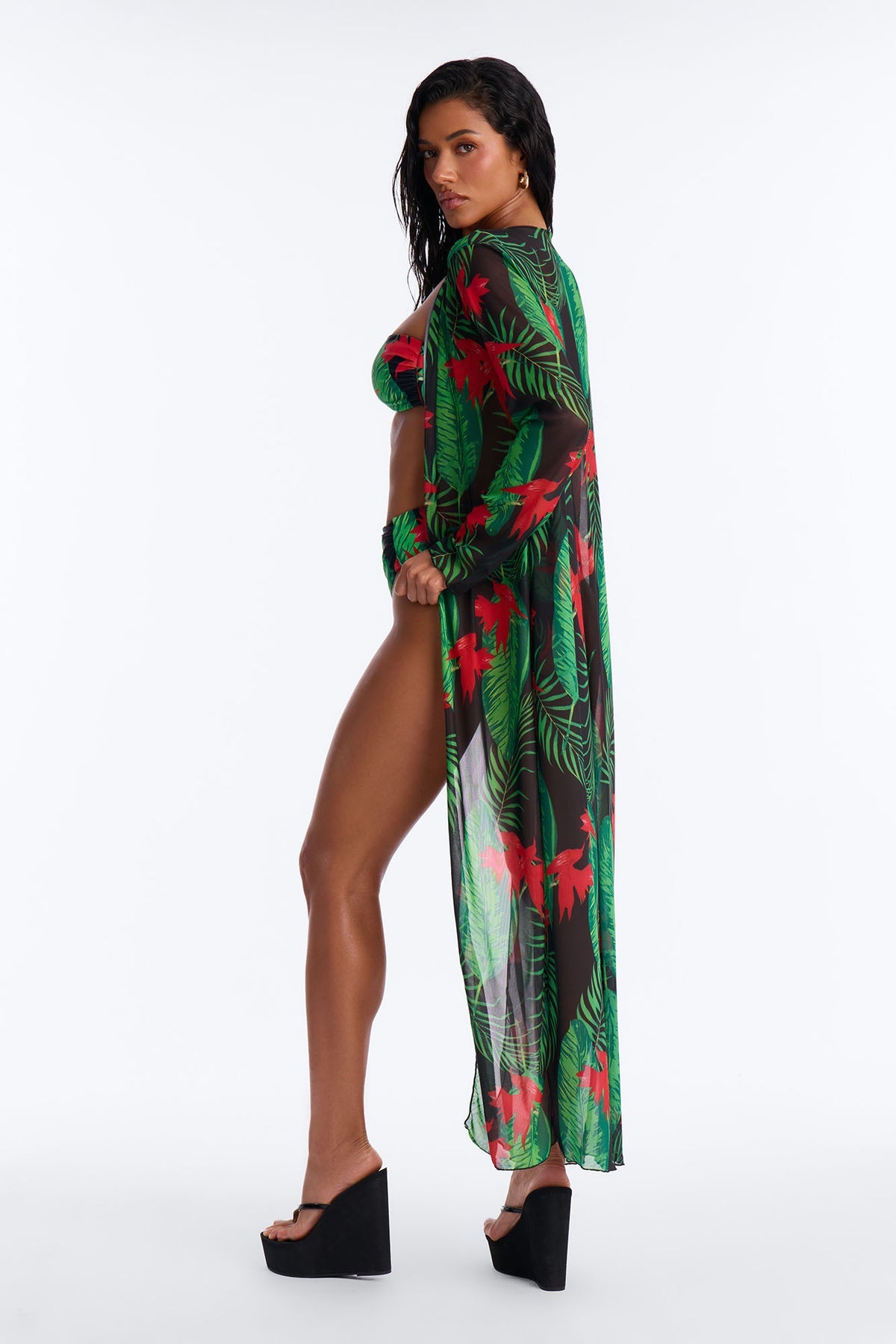 Biquini de 3 piezas en color negro con estampado de paraiso tropical con ramos verdes y rojos.