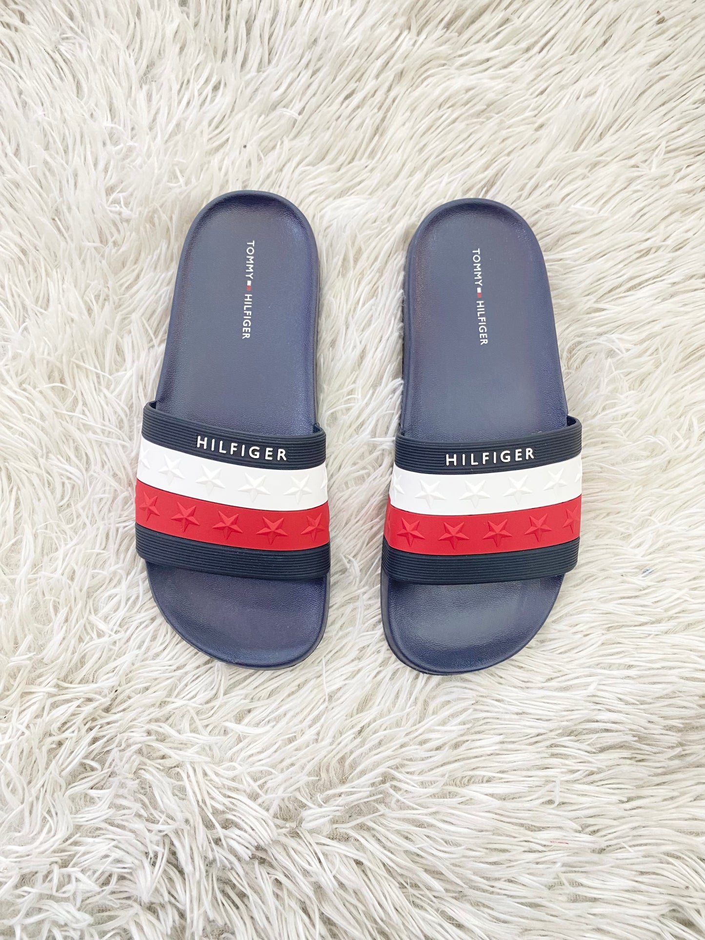 Sandalias Tommy Hilfiger original, azul marino con bandera de la marca en azul, rojo y blanco y letras Hilfiger en blanco.