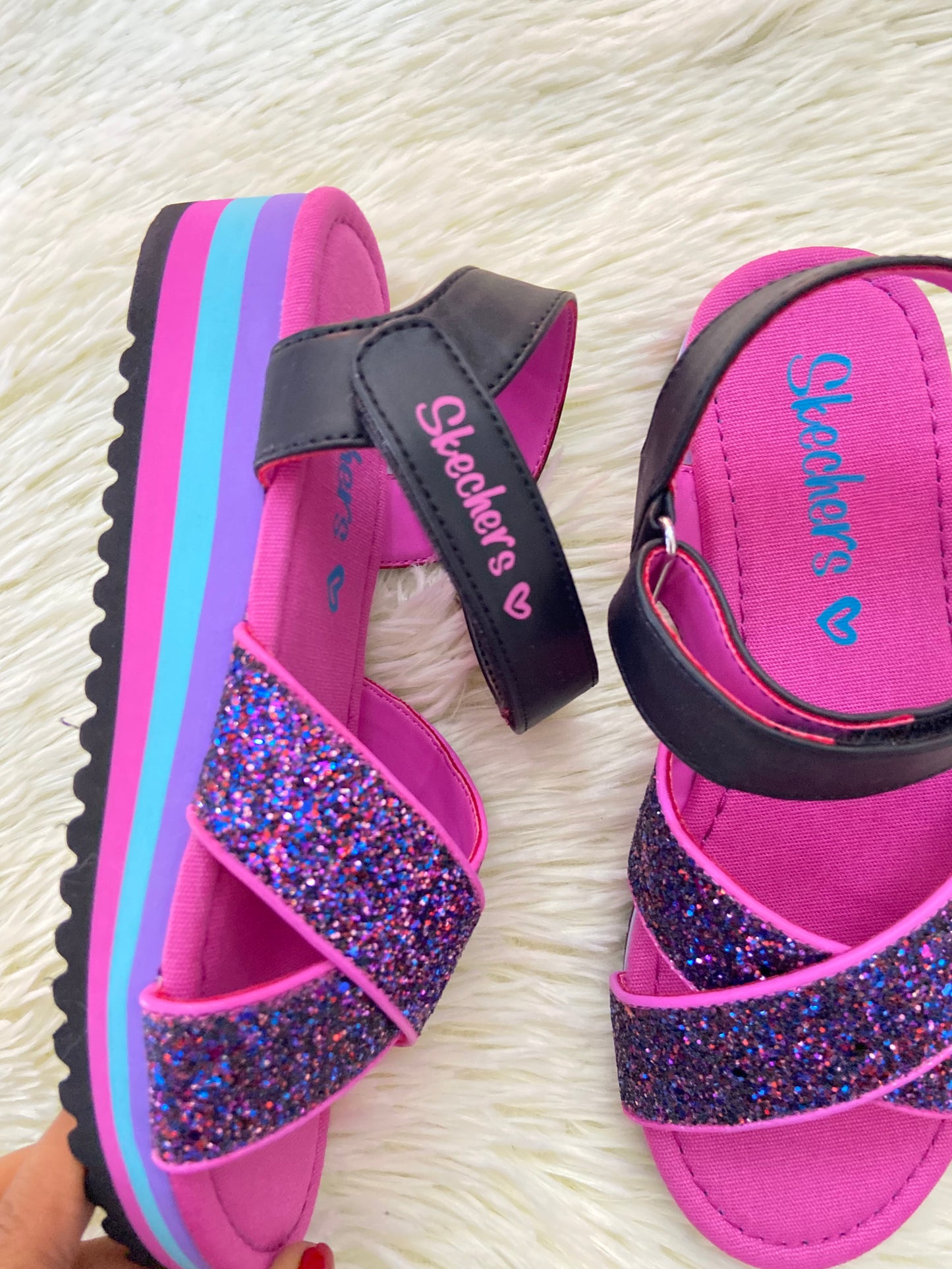 Sandalias SKECHERS GIRL original, morada con negro y brillos.