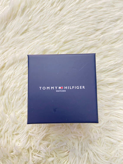 Reloj TOMMY HILFIGER original, 44 mm cara, color negro con fondo en azul y manecillas en color verde.