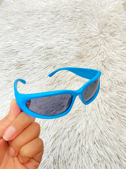 Lentes, diseñados con protección UV 100-400 para proteger tu visión. Azul claro con micas oscuras, pequeños.