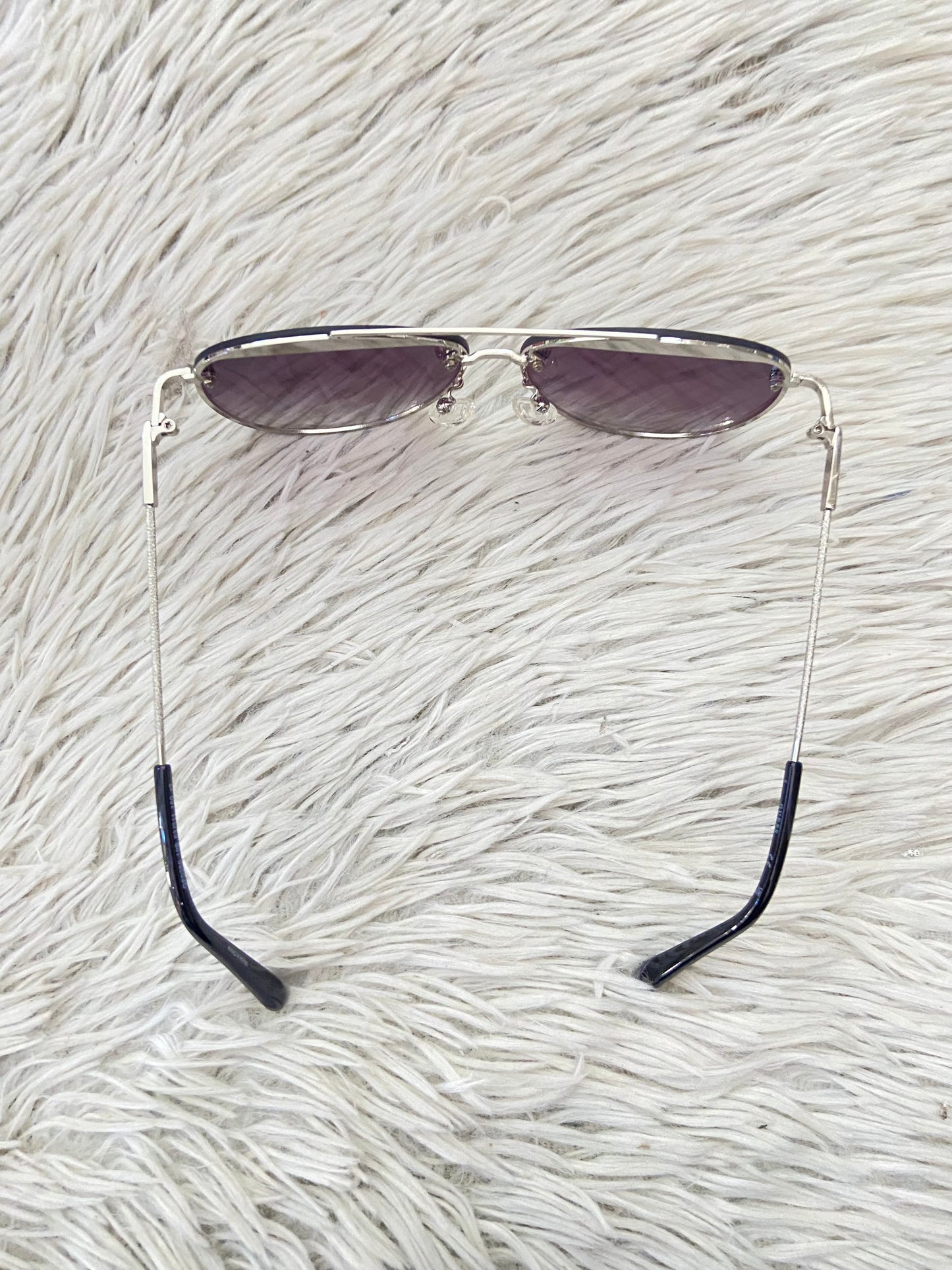 Lentes GUESS Original con marco plateado, letra guess al frente, micas grandes y con degradado morado oscuro.