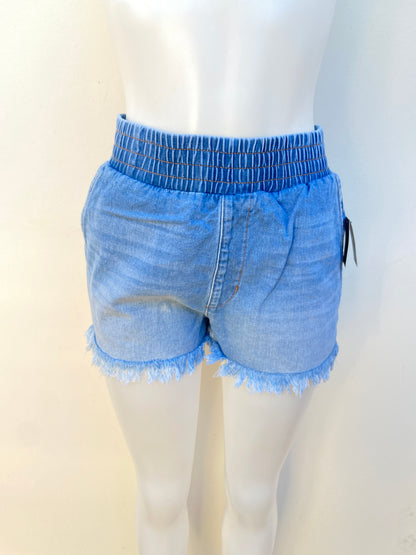 Short Fashion Nova original azul claro y ruedo destruido.