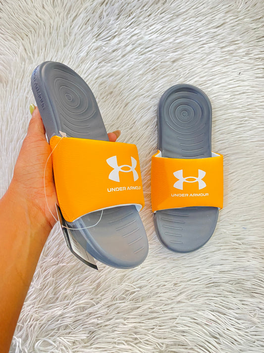 Sandalias UNDER ARMOUR Original, Amarillo/naranja con suela negra y logotipo de la marca en blanco.