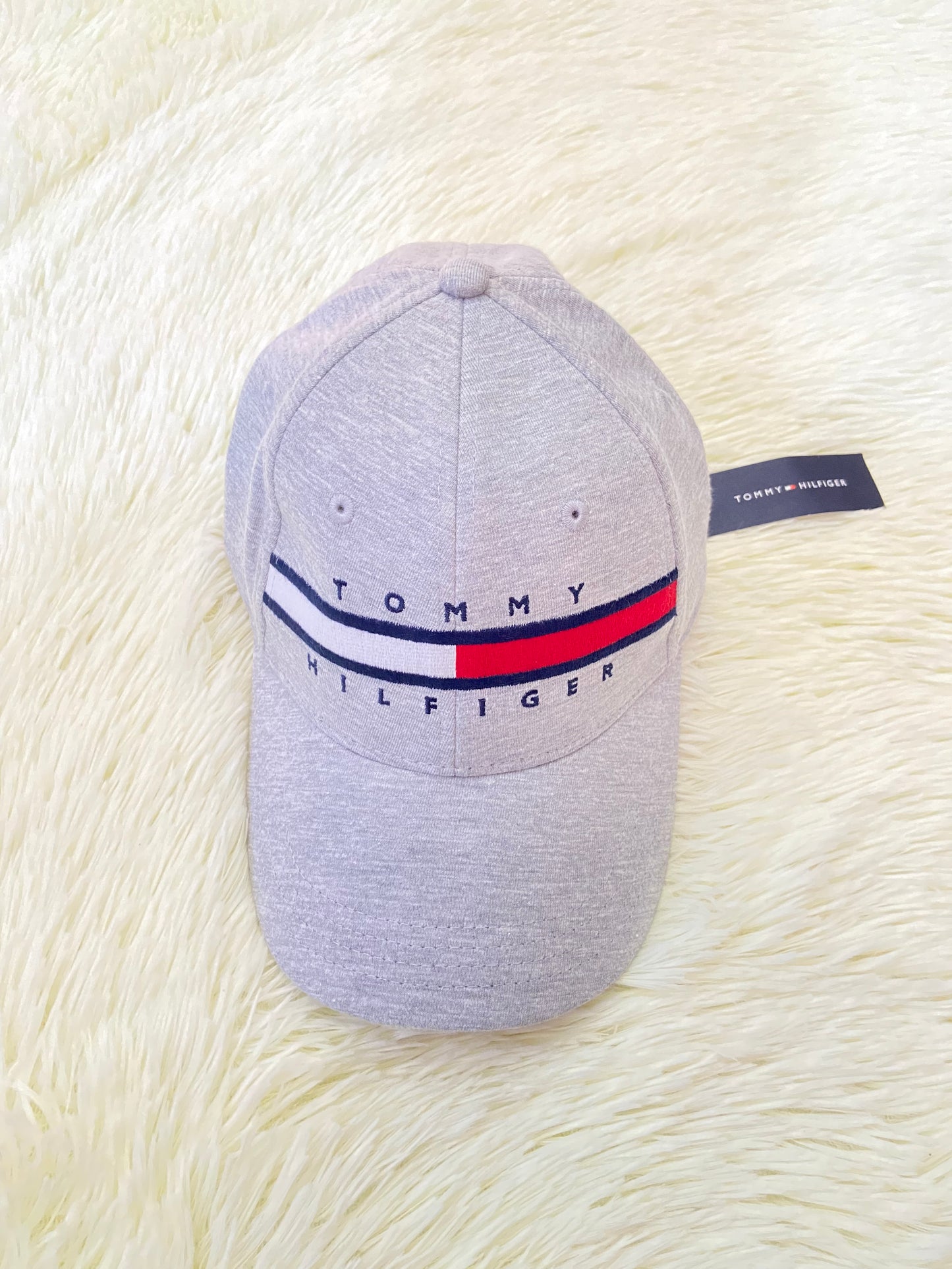 Gorra TOMMY HILFIGER original, gris con banda y nombre de la marca al frente. Ajustable atrás.