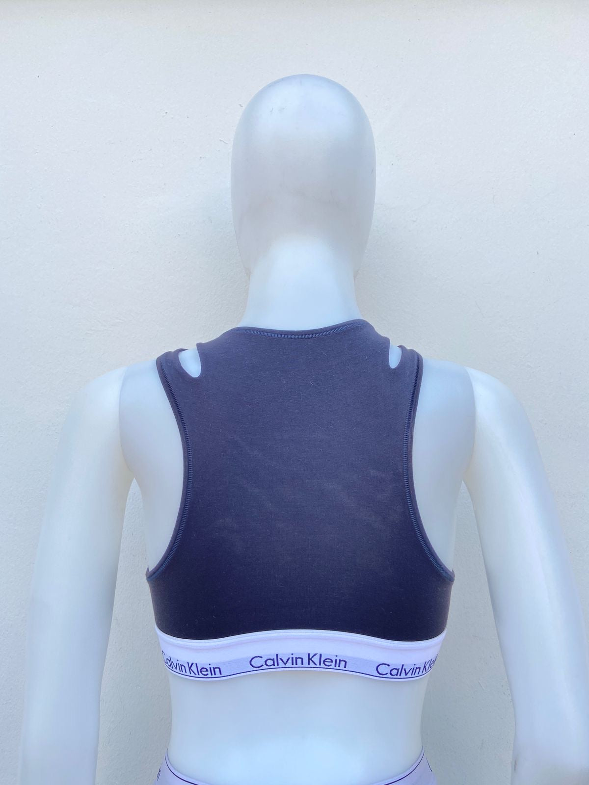 Sport Bra Calvin Klein original, negro con aberturas en los hombros.