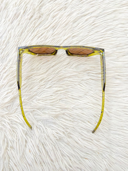 Lentes, diseñados con protección UV 100-400 para proteger tu visión. Verde/amarillo con estampado y micas marrones.