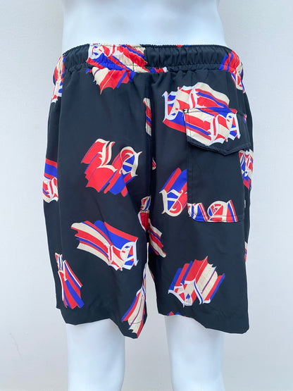 Bañador/Baggy negra con diseño LA en color rojo y azul.