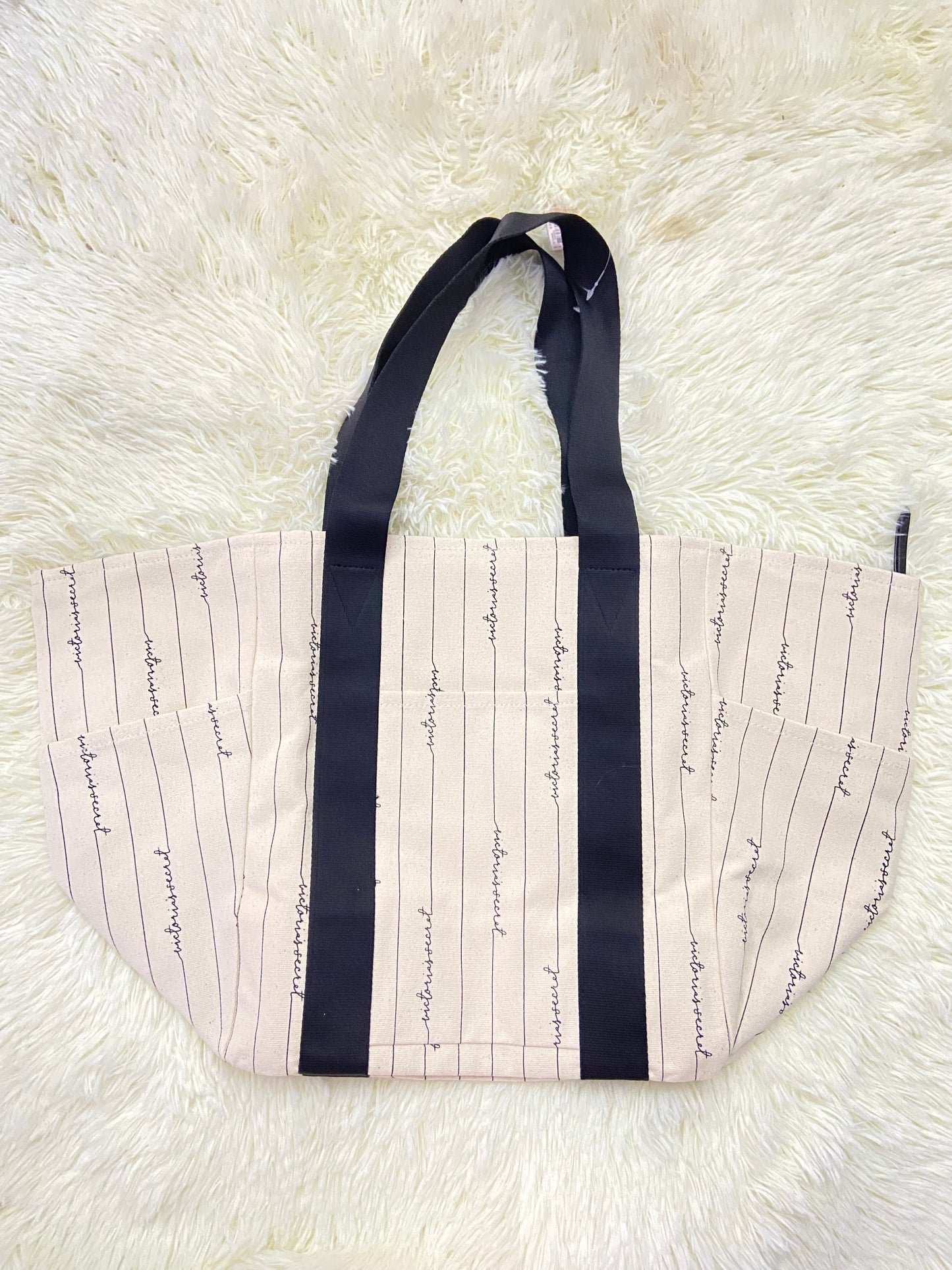 Bulto/ Cartera VICTORIA’S SECRET original, crema con letras de la marca cursivas  en negro, tela.