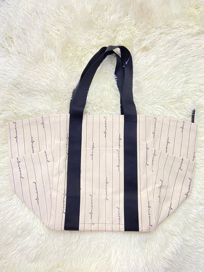 Bulto/ Cartera VICTORIA’S SECRET original, crema con letras de la marca cursivas  en negro, tela.