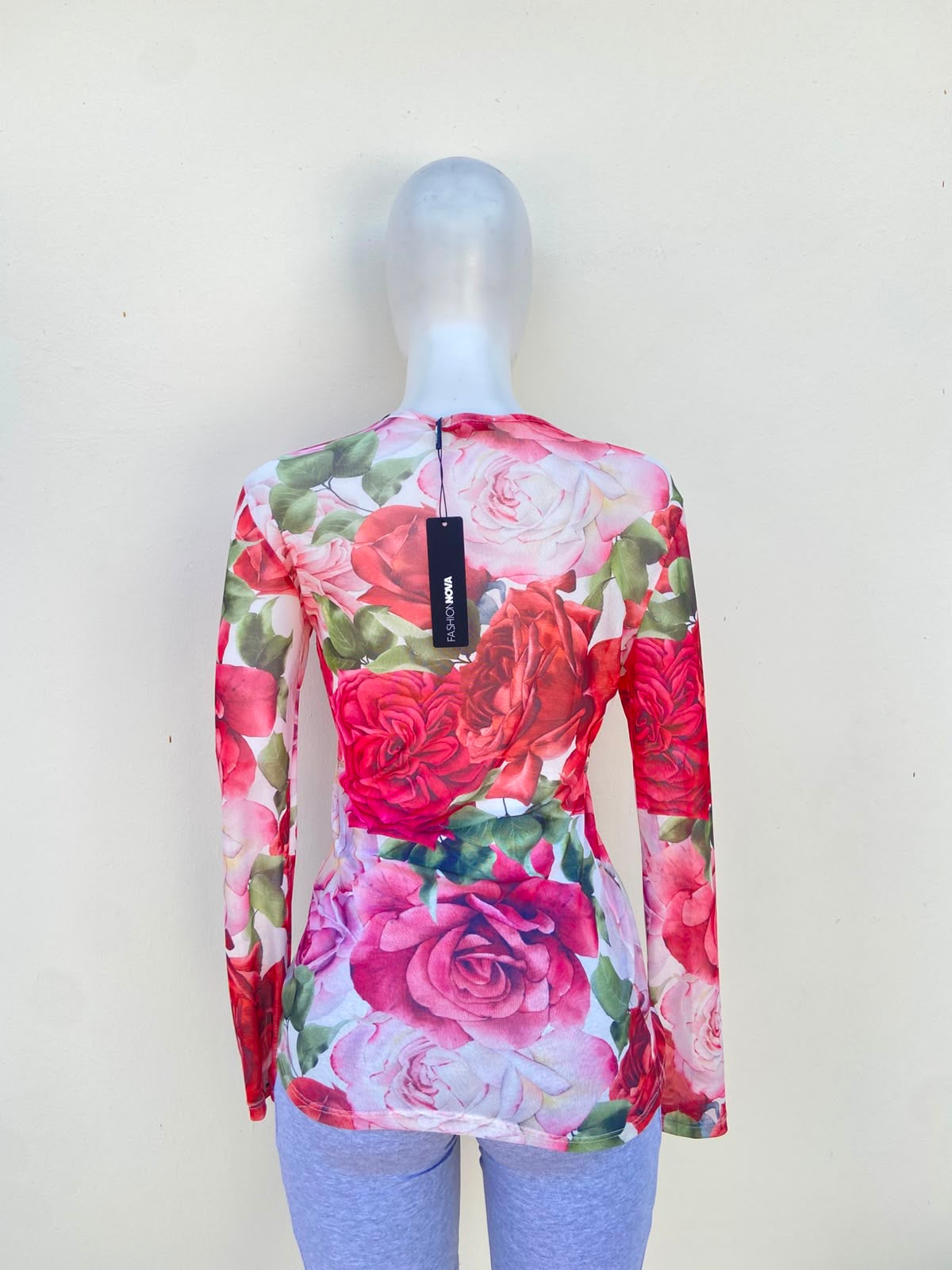 Blusa, manga larga con estampado de rosas en color rojas y rosadas, manga larga.