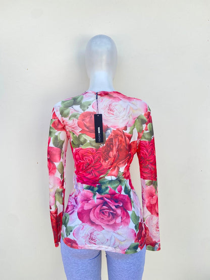 Blusa, manga larga con estampado de rosas en color rojas y rosadas, manga larga.