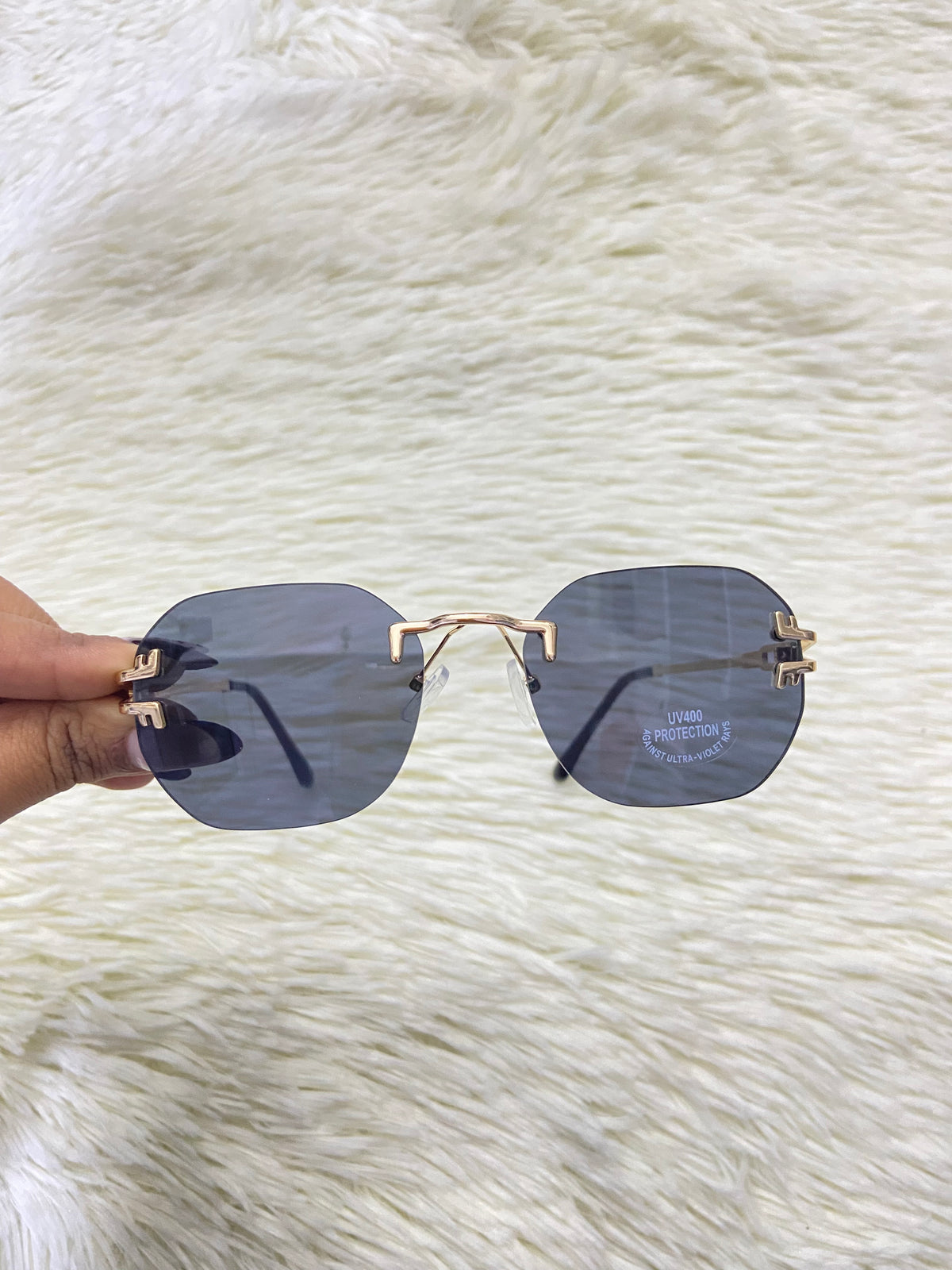 Lentes, negro con montura en color dorada, ovalados, más protección UV 400.