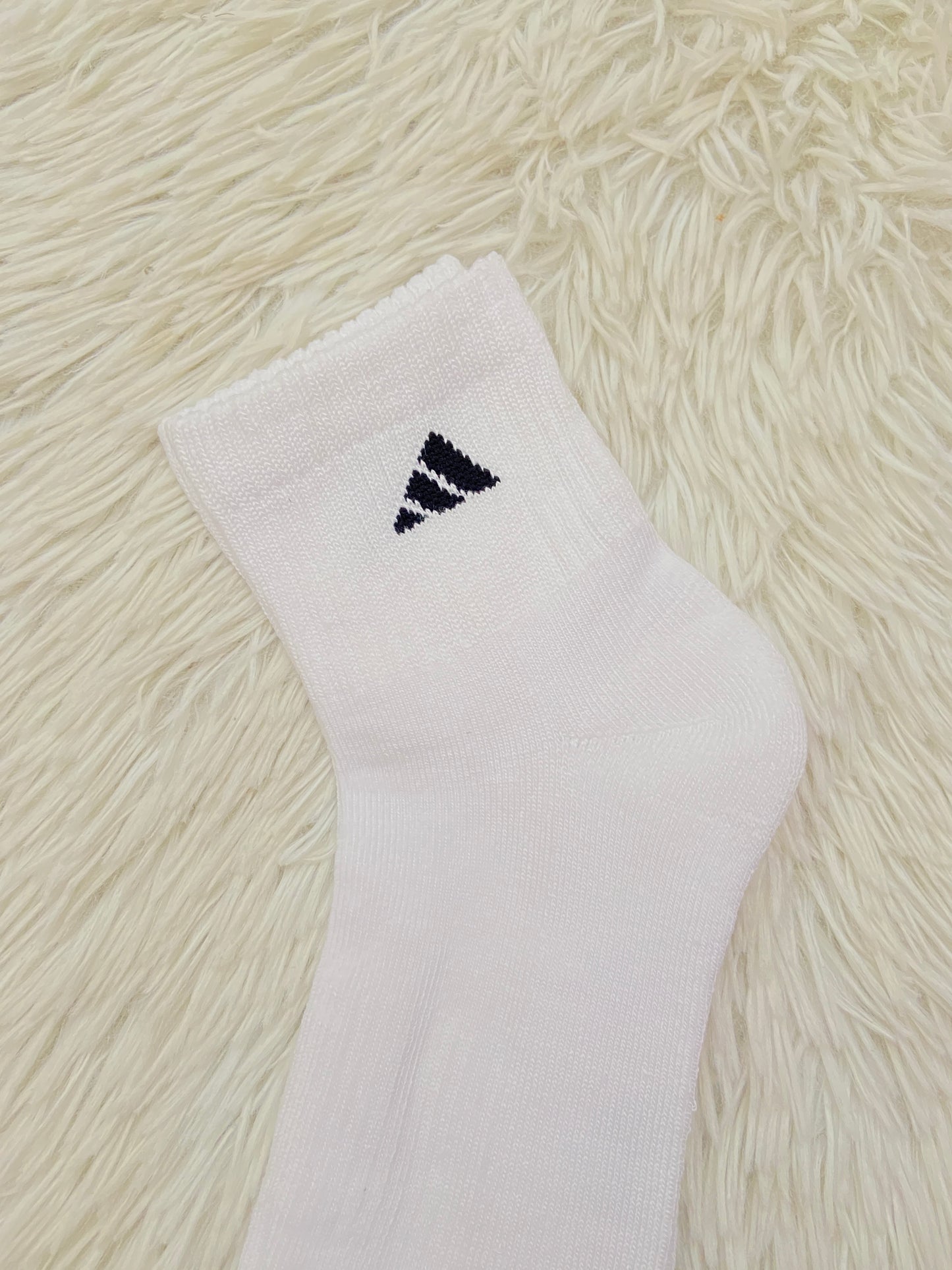 Medias Adidas original blanca con logotipo de la marca arriba en negro.