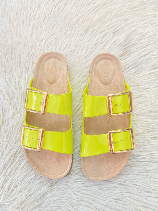 Sandalias MADDEN GIRL original, crema con verde lima, y doble correa más hebilla en color dorado.