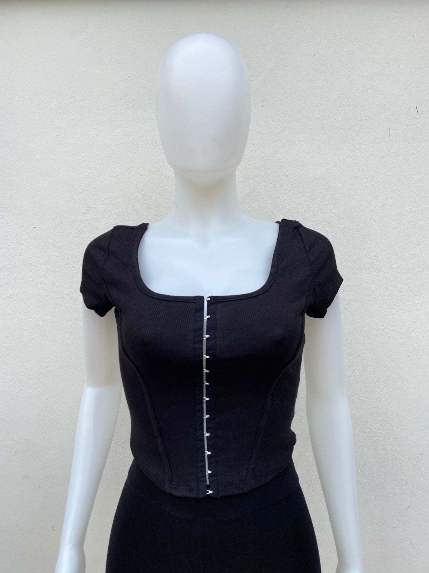 Top, negro con detalles plateado en frente y tela estilo rayas.