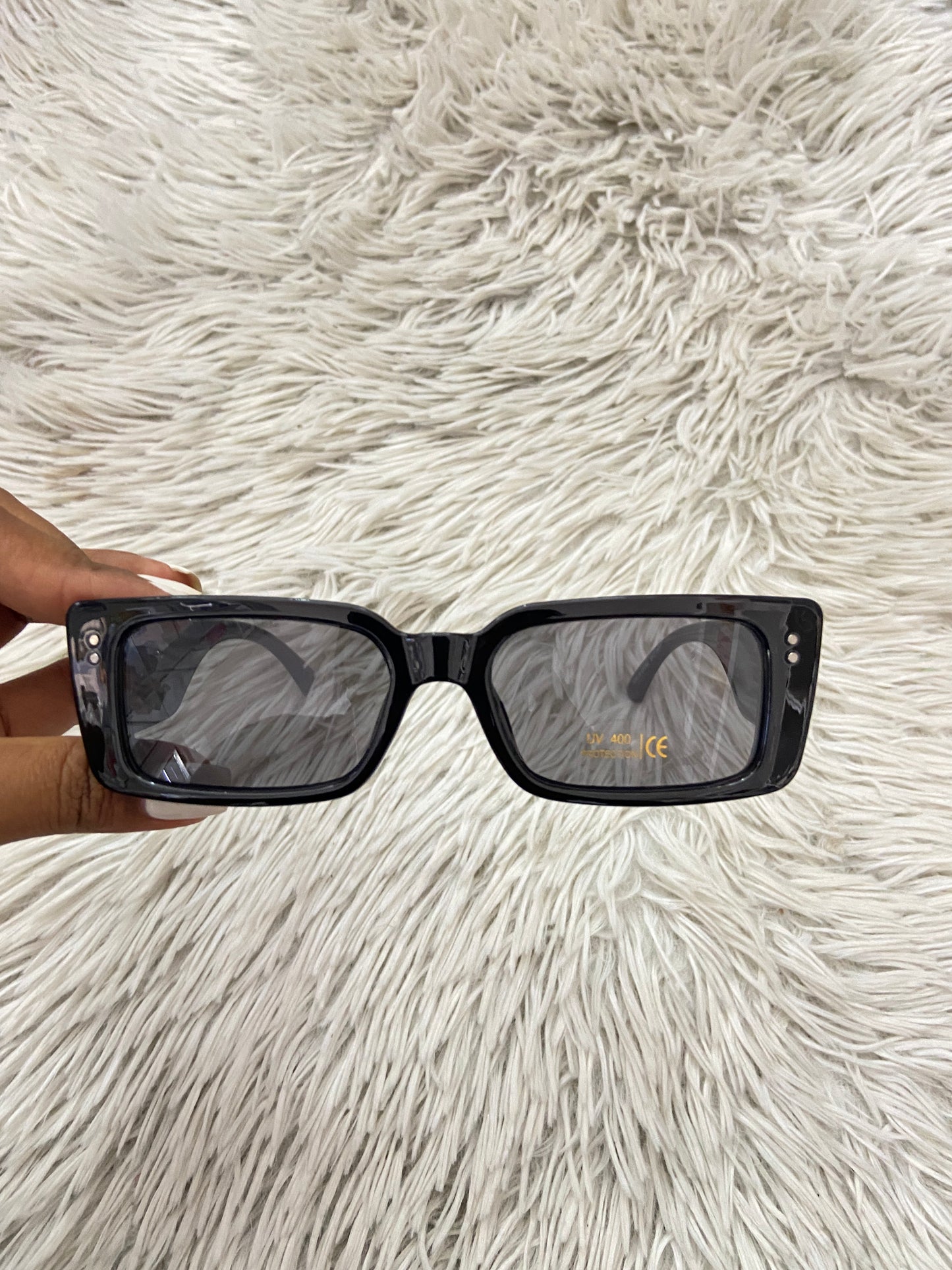 Lentes Fashion Nova original negro con detalles plateados en los lados.