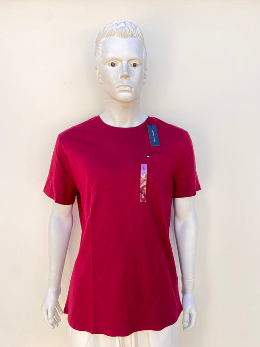 T-shirt TOMMY HILFIGER Original, en color rojo vino con logotipo de la marca en el lado y bolsillo al frente.